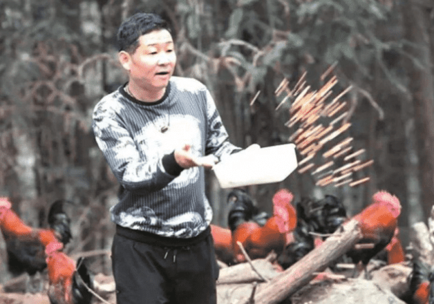 退圈后 从山里退下来 娶了模范妻子在山里养鸡 现在他50岁了 身价上亿