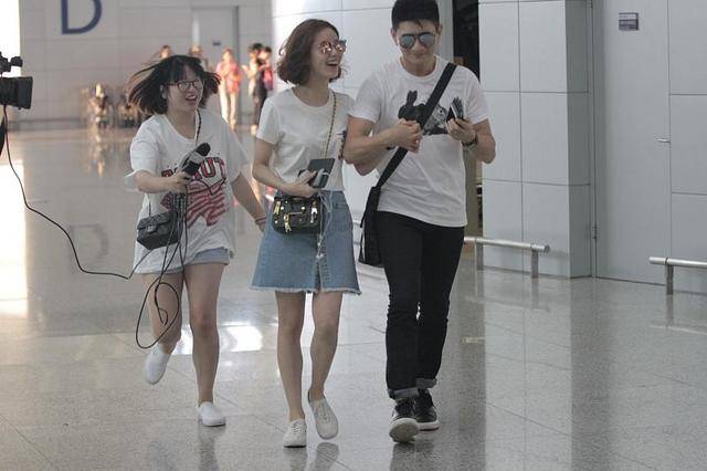 下半身|吴奇隆刘诗诗亲密挽手,身穿情侣装好吸睛,真是“狗粮”满天飞