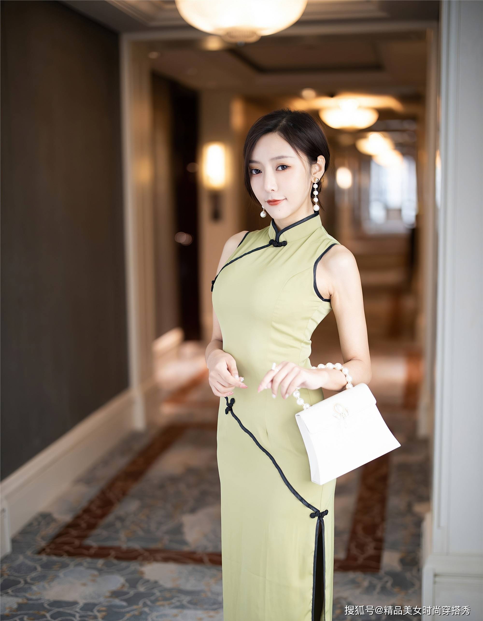 黑色|芥末绿的旗袍简洁大方，黑色线条点缀更加时尚，彰显成熟女性魅力