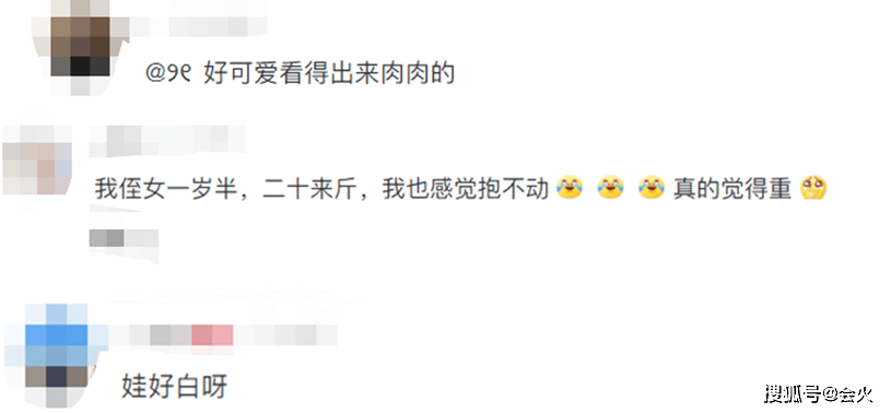 向佐|郭碧婷带女儿逛公园！全程抱女儿累到就地蹲下，身旁紧跟两名助手