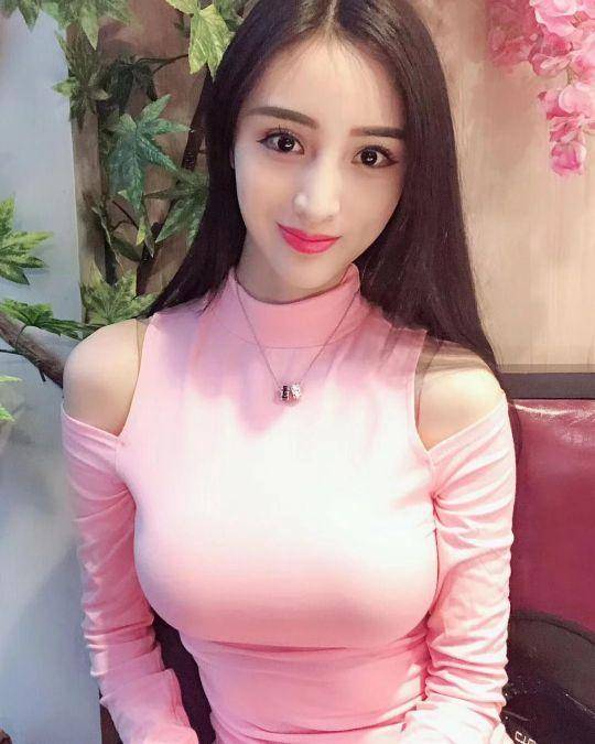 八卦爆料|电影《前尘》开机仪式，两位女主角为抢镜不好好穿衣，遭网友狂批