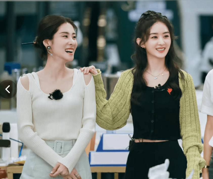 一身|赵丽颖穿得真有秋日气息，穿一身黑配针织“袖套”，显瘦还好时髦