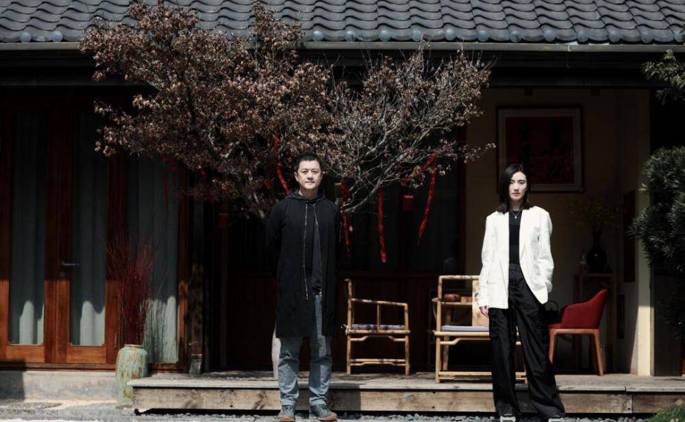 哈金|李亚鹏拍情侣写真,小女友穿白西装气质清冷,像极了年轻时的王菲