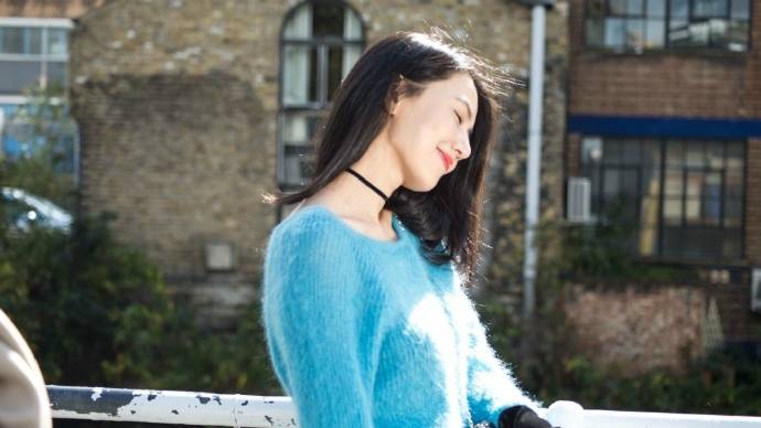 么本日|承认吧！39岁高圆圆不仅长得美，衣品更是一流，蓝配白堪称经典