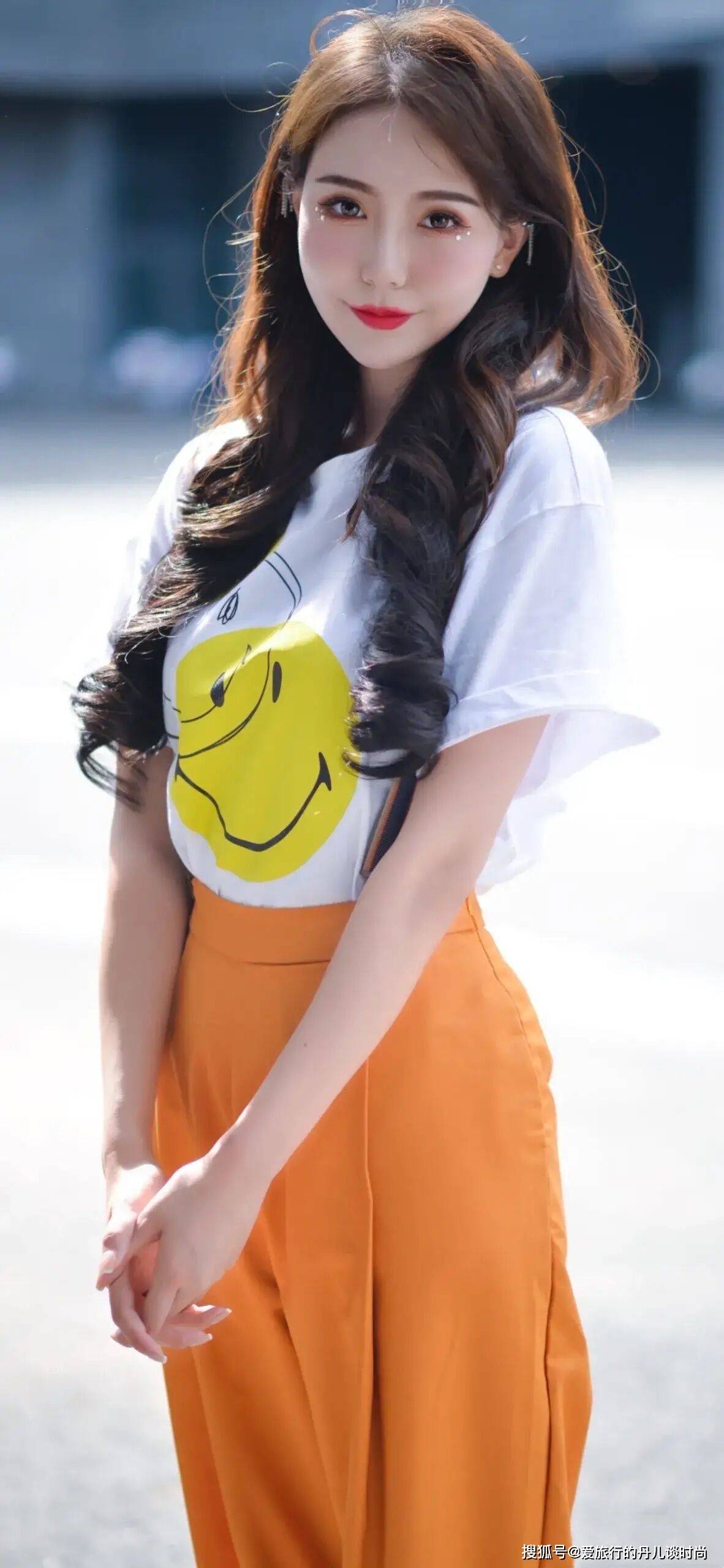 卡通|小姐姐太嫩了，穿白色t恤搭橘色背带裤清新甜美，尽显少女气质