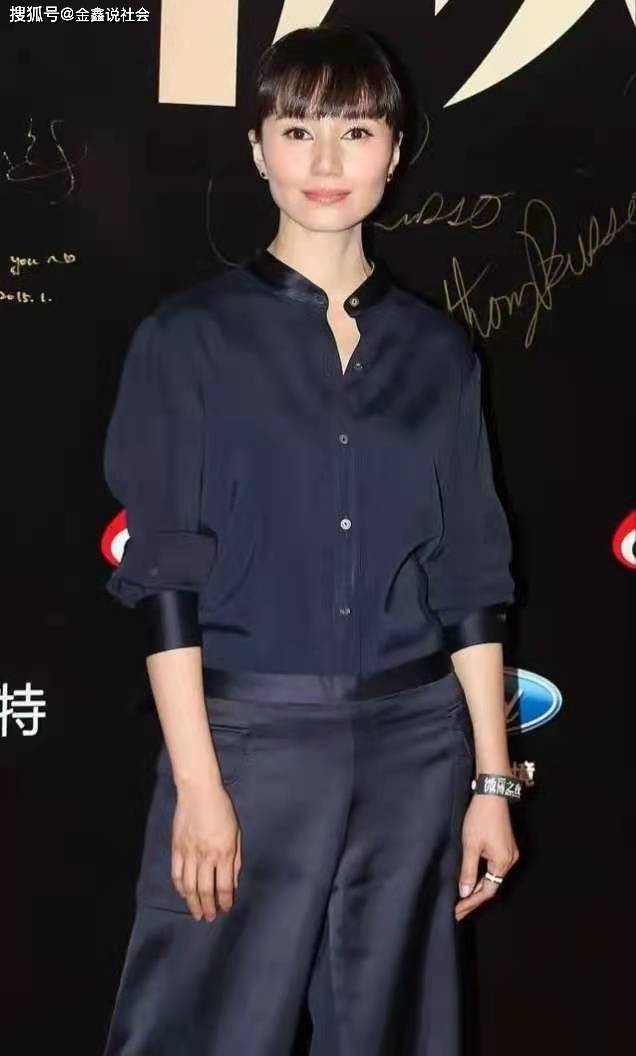 女生|袁泉气质真好，穿丝质衬衫搭配同色系阔腿裤，满满都是高级感