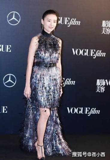 黑色|董洁这气质真让人服气，穿薄纱蕾丝裙亮相，虽尺度有点大却很高级