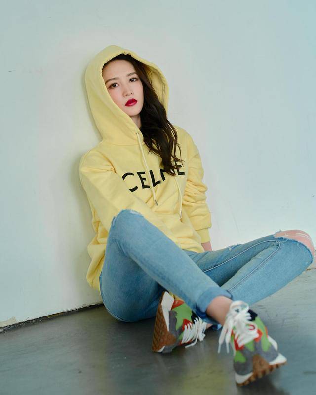 身材|李沁戴“小绿帽”淘气又好看，穿毛衣配黑紧身裤，少女感扑面而来