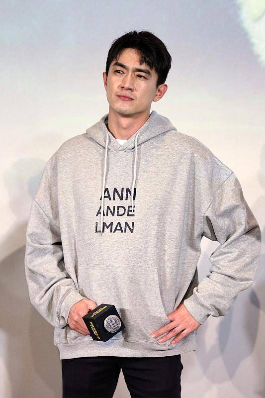 卫衣|林更新生图更真实，美颜后反而没了男人味，穿卫衣也挺帅气