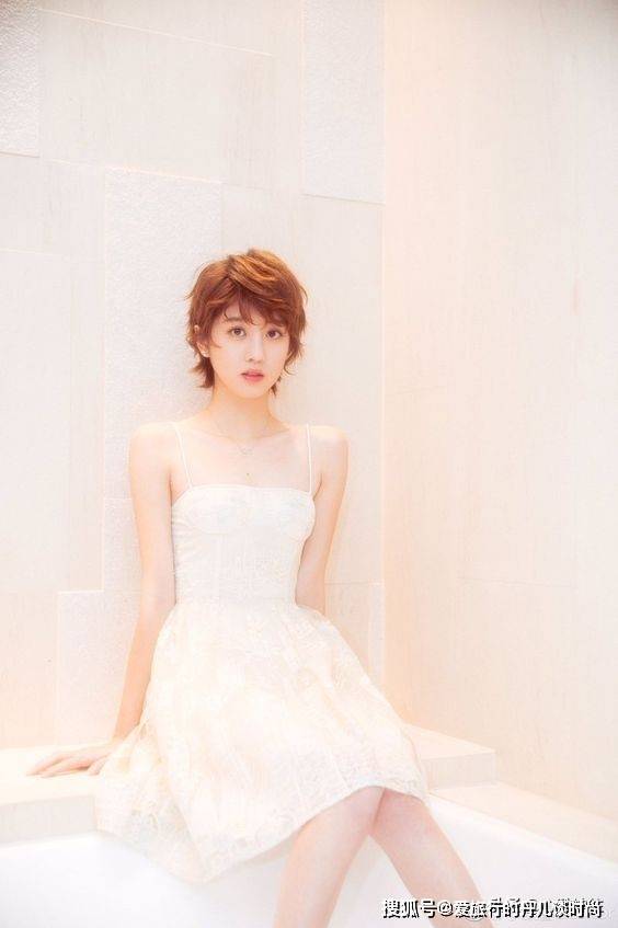 好身材|新加坡大美女李凯馨的时尚穿搭,“高颜值”“好身材”行走的衣架