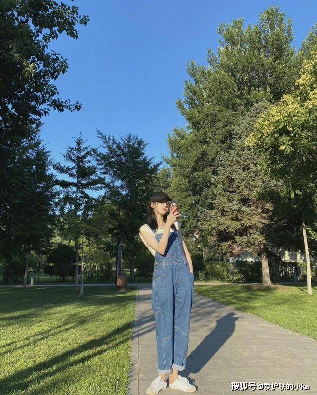 身材|29岁热巴少女感不减，晒出游照穿背带裤像高中生，青春靓丽