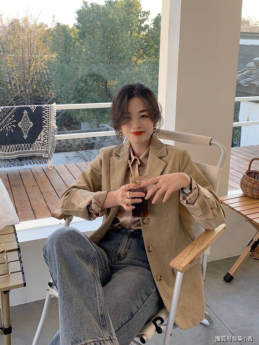 花样|美女的气质之道，精致的穿搭不用繁琐，一件“衬衫”穿出花样造型