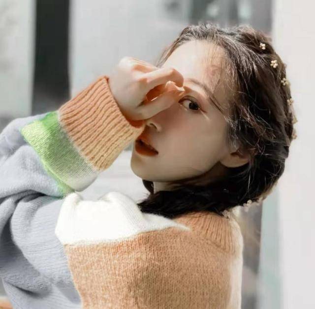 颜色|还记得“严莉莉”吗，刘美含长大有点不敢认，一身甜系穿搭好清纯