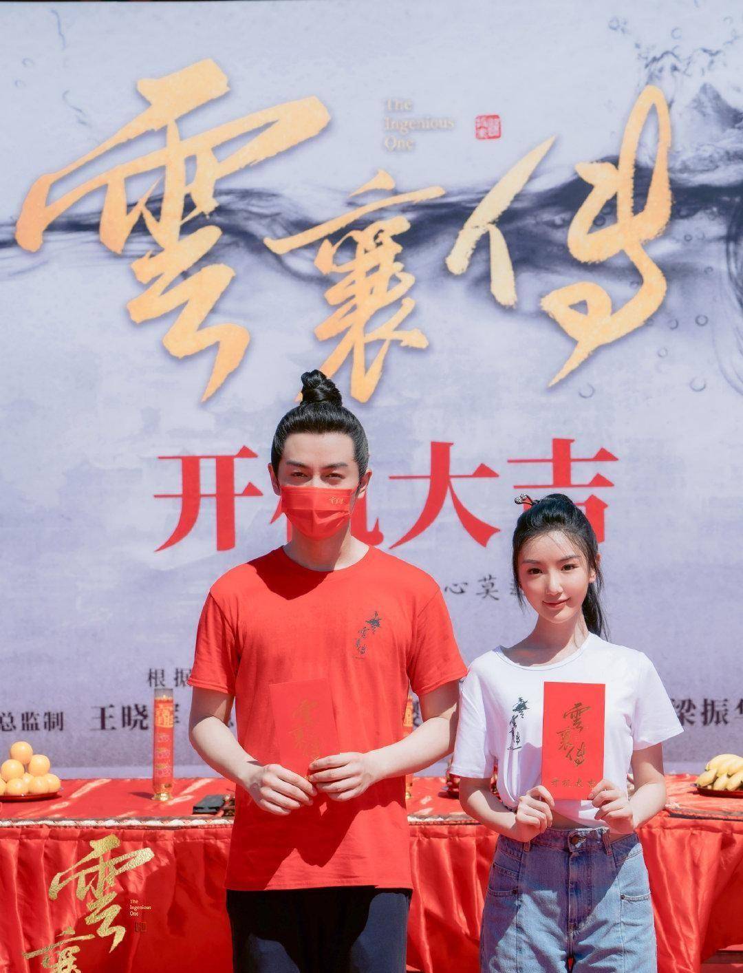 服装|毛晓彤淡妆的样子好清纯，穿的虽然很简单，但显的身材更瘦了