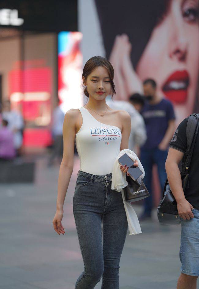 银白色|元气满满的夏日套装，单肩衫搭配修身牛仔，轻松成为“焦点”！