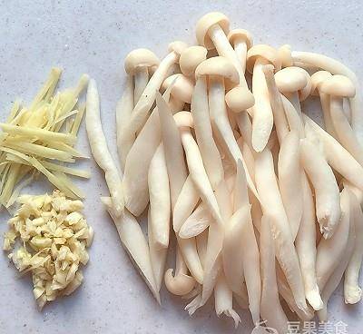 如何做海鲜菇炒牛肉 08eba2160ea645c6b4c93fc22813f483.jpeg