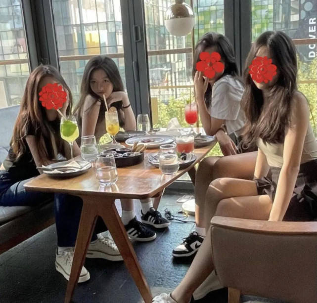 色彩|15岁李嫣私下真高调！背大牌包比妈妈都要高冷，T恤都穿出高级感
