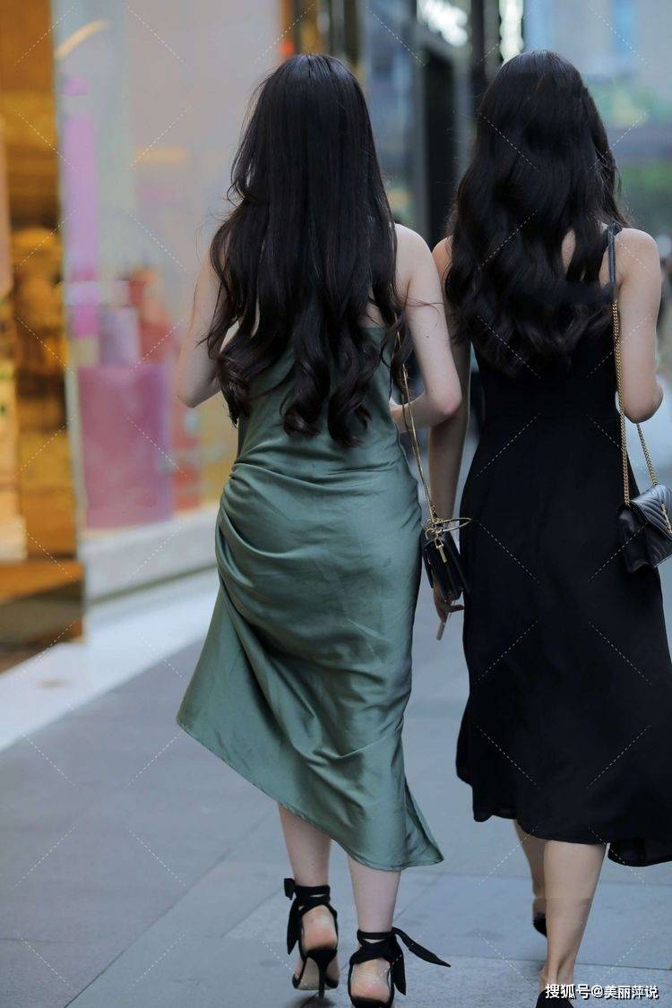 感觉|美女街拍：红色的连衣裙，荷叶边的裙摆柔美减龄，无袖的设计清凉无比