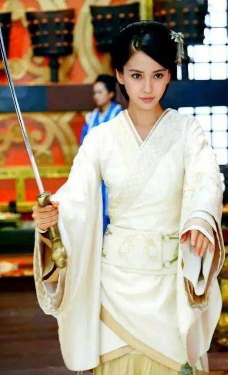 baby|女星古装持剑造型，杨紫最神，baby拿刀切菜