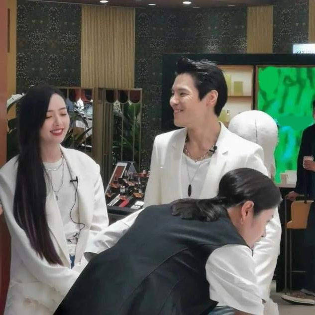 一身|郭碧婷豪门生活真幸福,脸部发福圆似满月,穿宽肩西装一脸阔太样
