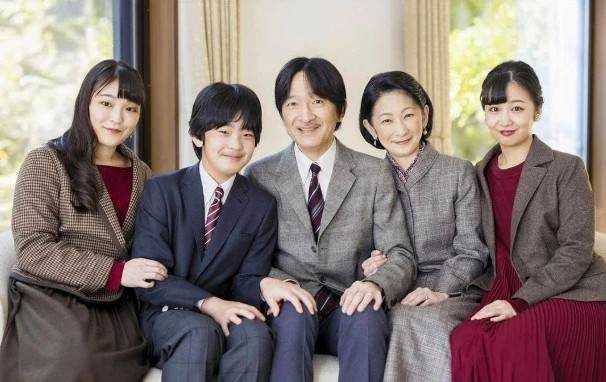 米色套装好优雅,和文仁亲王秀恩爱