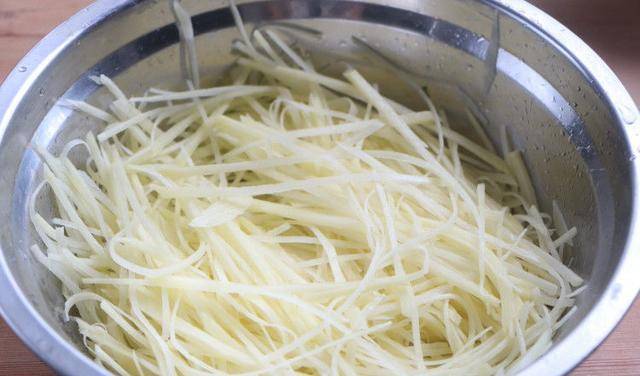 葱花|土豆丝饼操作要点，5个常见错误要避开，保证每个都外焦里嫩