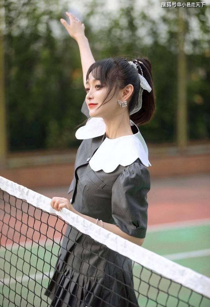 灰色|何泓姗灰色百褶裙青春活力写真