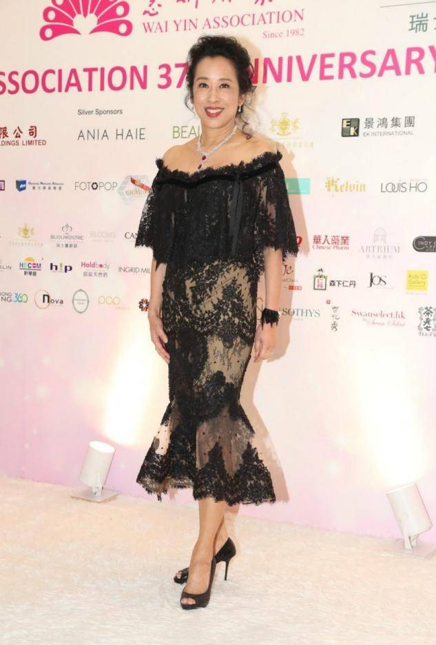 郭晶晶|郭晶晶为婆婆庆生，62岁朱玲玲竟比儿媳美，郭晶晶朴素得太真实