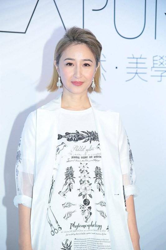 张家辉|张家辉真有福气，老婆关咏荷年近60不显老，穿休闲长裙好温婉