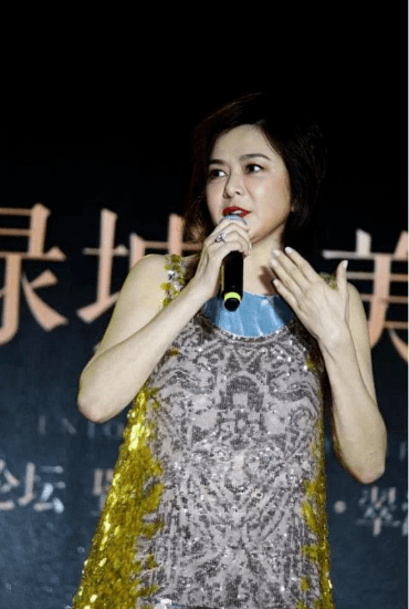 关之琳|关之琳老了也招摇，穿亮片吊带配短裤，时髦洋气又抢眼