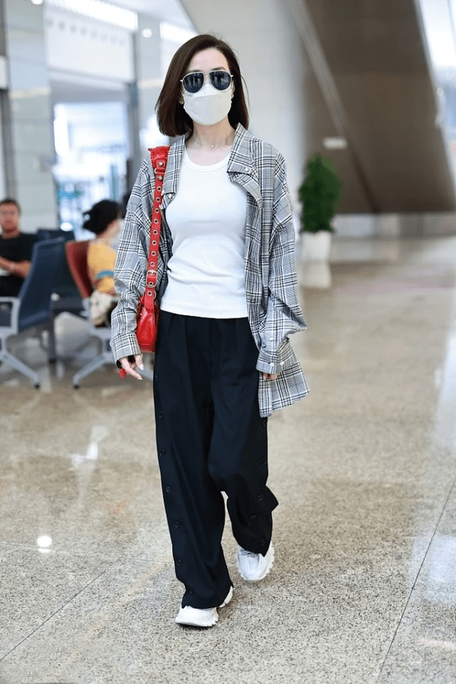 运动鞋|佘诗曼这样穿真减龄，粉色裙子配白色运动鞋，造型“少女感”十足