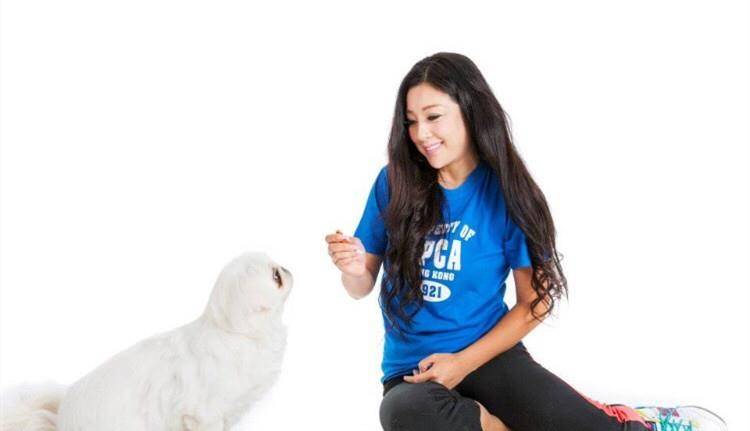 身材|51岁傅明宪罕见露面,穿T恤变胖背厚手臂粗,扎双麻花辫难掩老态