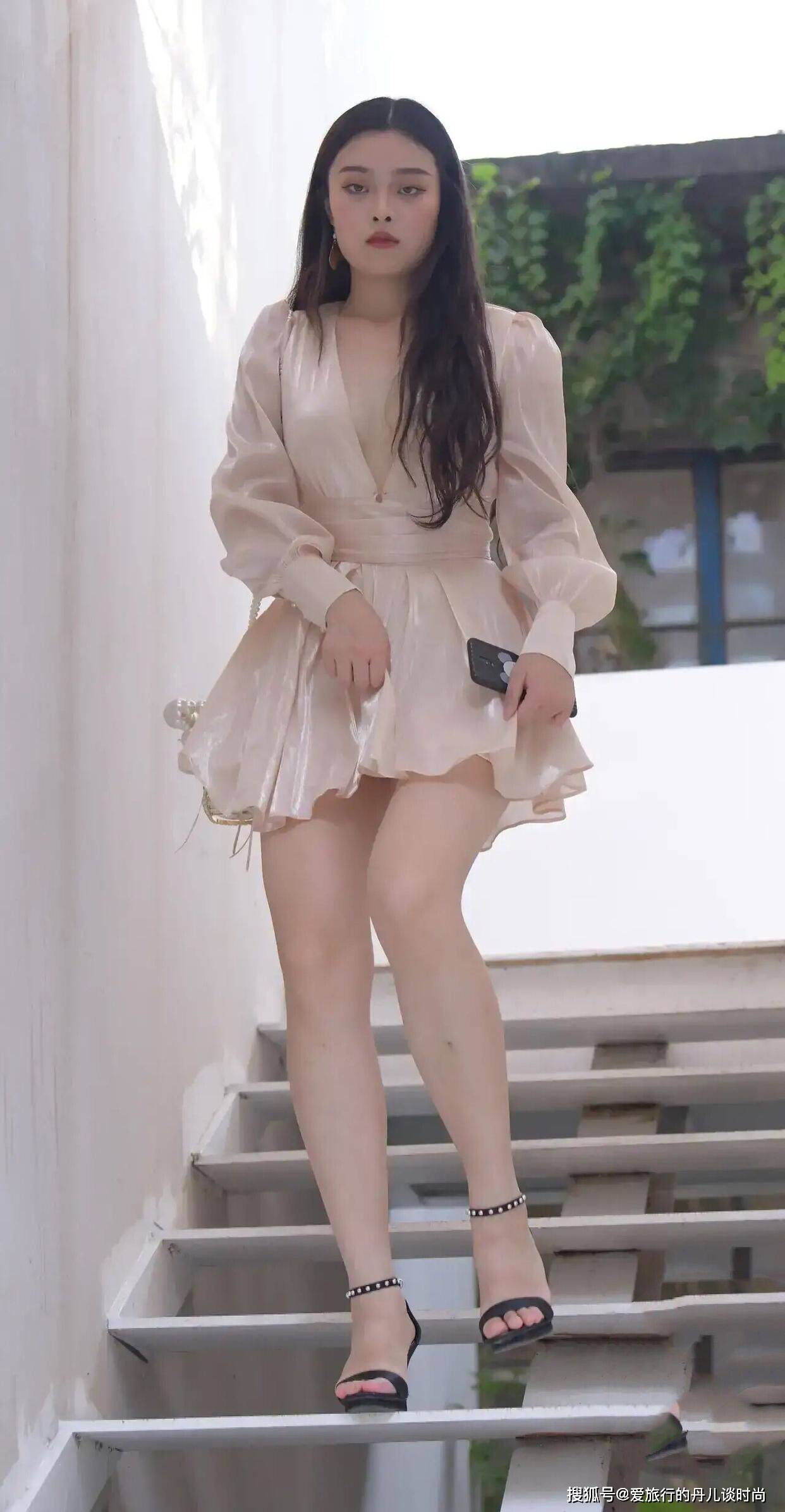 黑色|美女小姐姐穿条真丝裙就很显魅力，一看就像大户人家出身