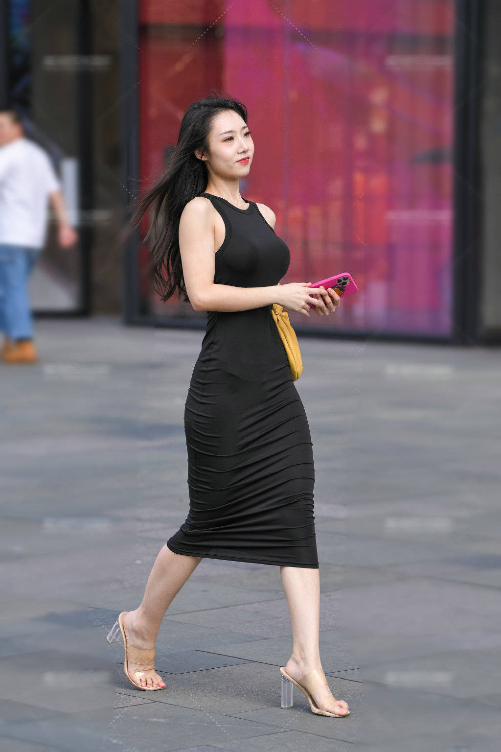 设计|连衣裙突显女性柔美的一面，整体服饰看起来更具活力，会更加的迷人