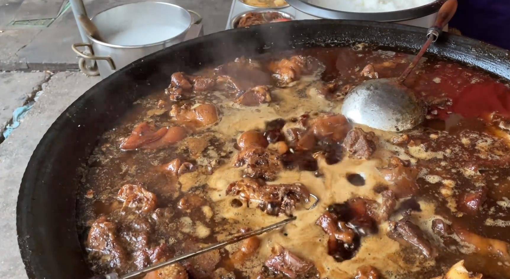 地区|湖北小镇的特色早餐,8点就卖光,早上啃猪蹄喝白酒,模仿者无数