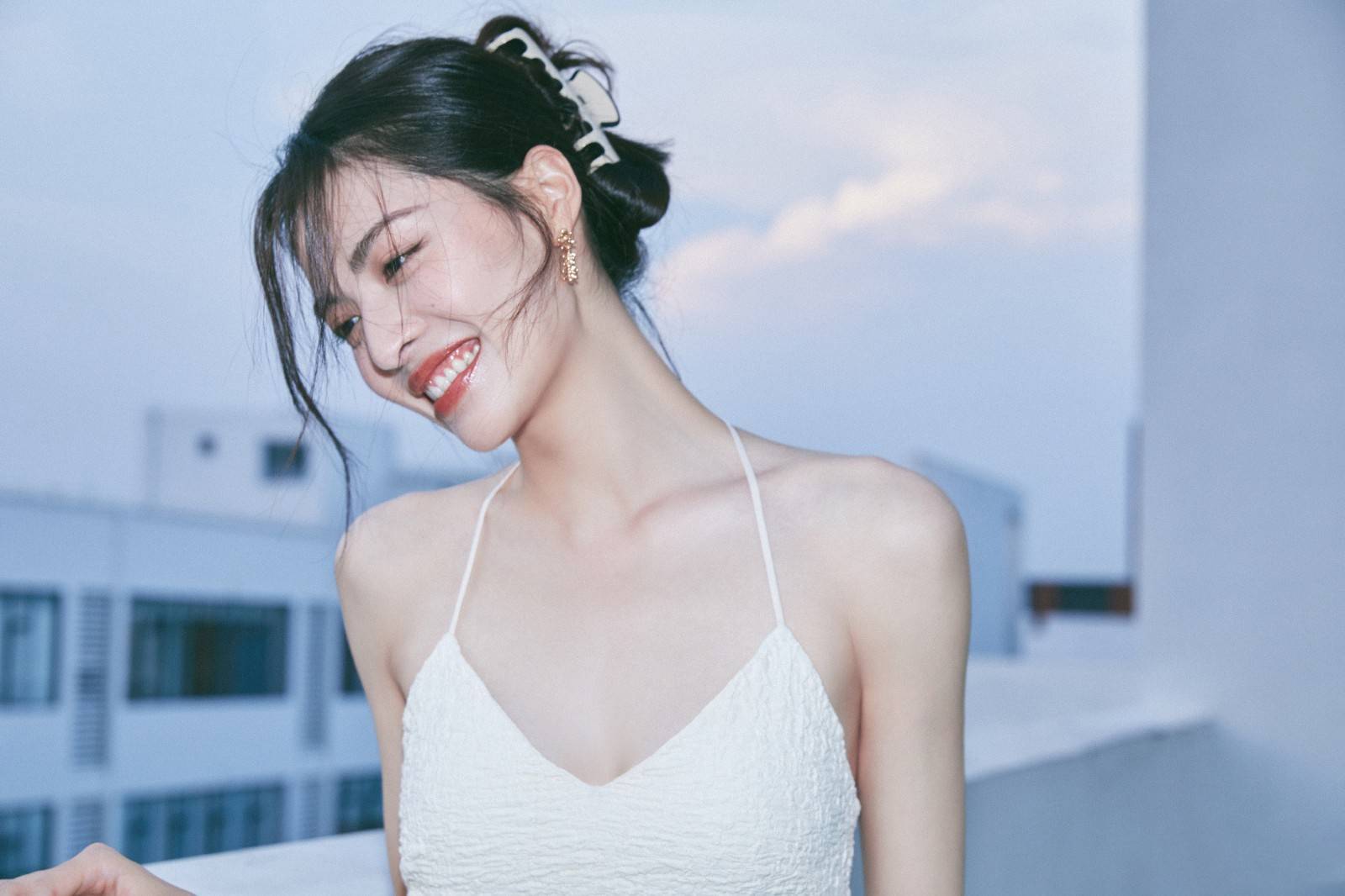 鱼尾|钟楚曦晒时尚大片，穿吊带鱼尾长裙，微乱发丝风情万种美成了仙女