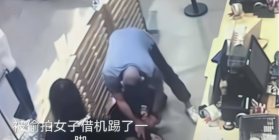 网友|安徽芜湖民警陪妻子逛街,轻松制服偷拍狂,被拍女生趁机踢上一脚