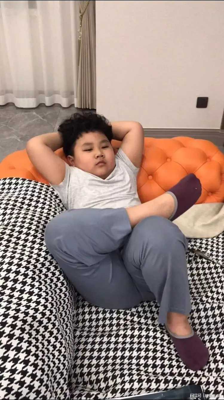 原创郭德纲6岁小儿子近照:圆脑袋胖身材,像极了妈妈王慧的样子