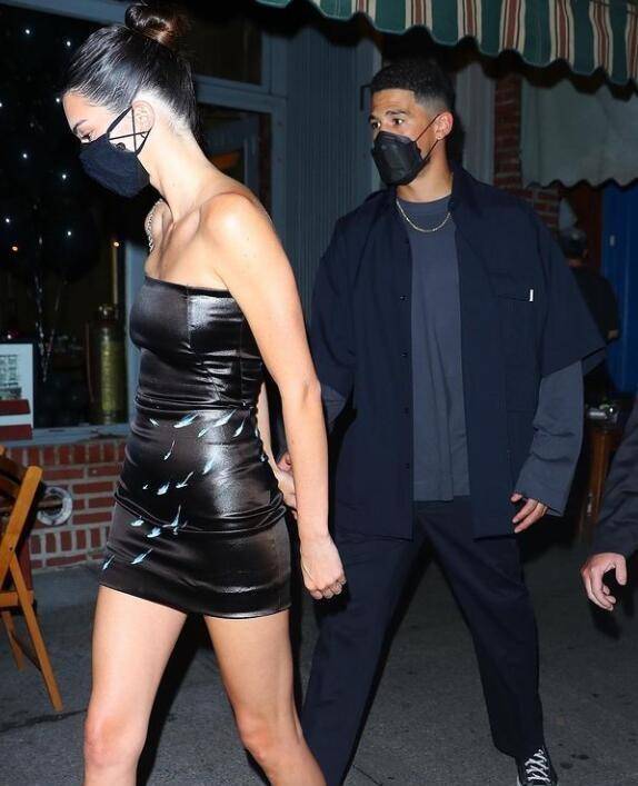 Hadid|詹娜携布克参加纽约时装周晚宴，神仙眷侣秀恩爱羡煞旁人