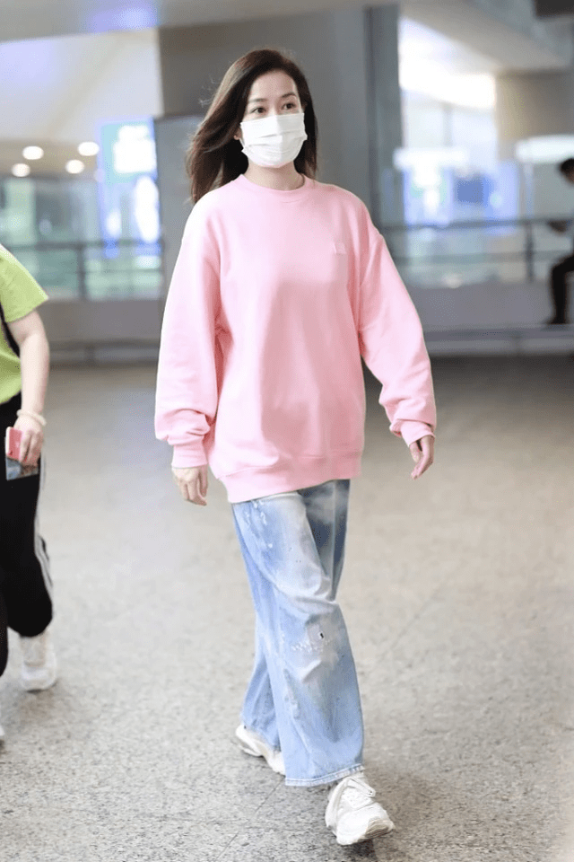 运动鞋|佘诗曼这样穿真减龄，粉色裙子配白色运动鞋，造型“少女感”十足