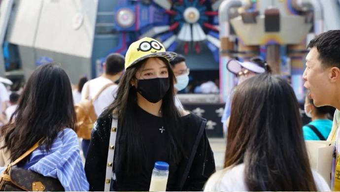 关晓彤外出游玩被偶遇 一身纯黑装扮秀颀长身材