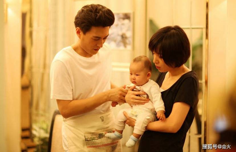 李佳|靳东晒照为幼子庆生，称4岁儿子是“二爷”，俩孩子骑车画面温馨