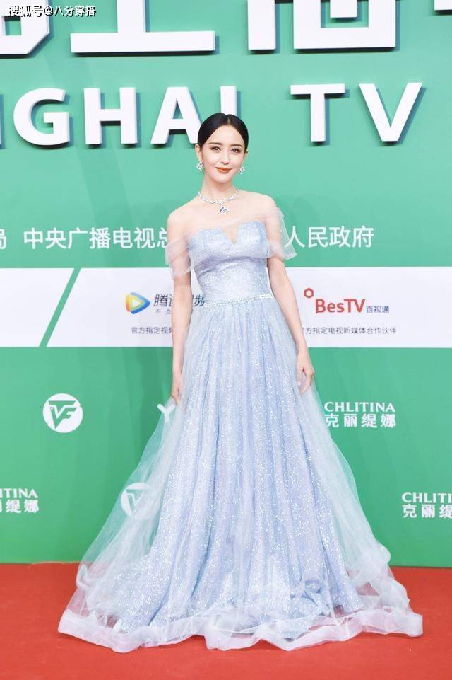 佟丽娅|佟丽娅人美又会穿，一袭蓝色薄纱连衣裙清爽优雅，气质高贵典雅