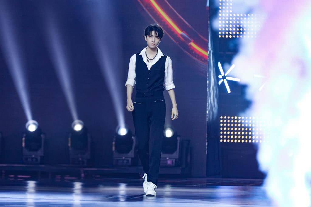 女友|妈妈粉要变女友粉了！王俊凯解开白衬衫配黑色领带，尽显成熟魅力