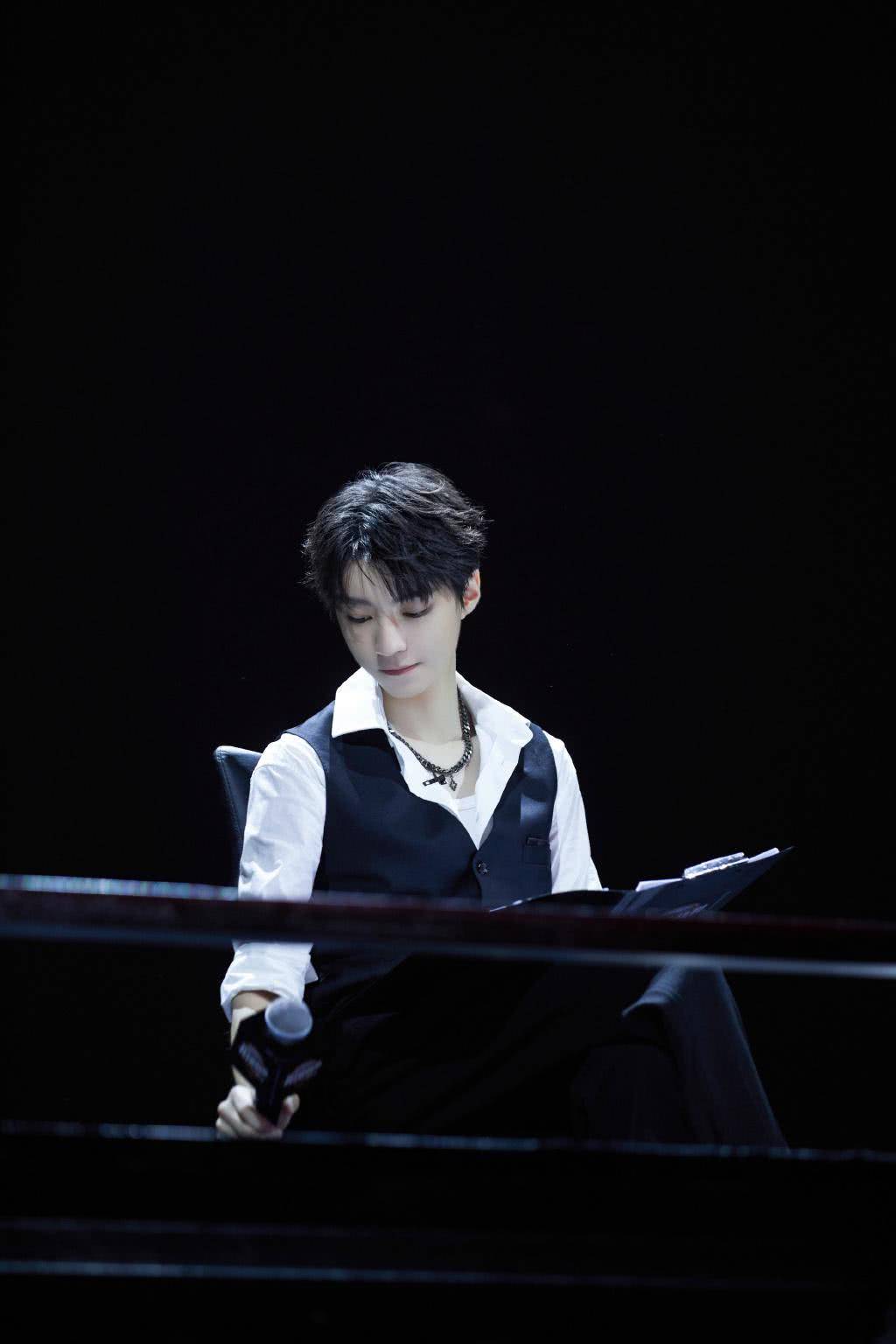 女友|妈妈粉要变女友粉了！王俊凯解开白衬衫配黑色领带，尽显成熟魅力