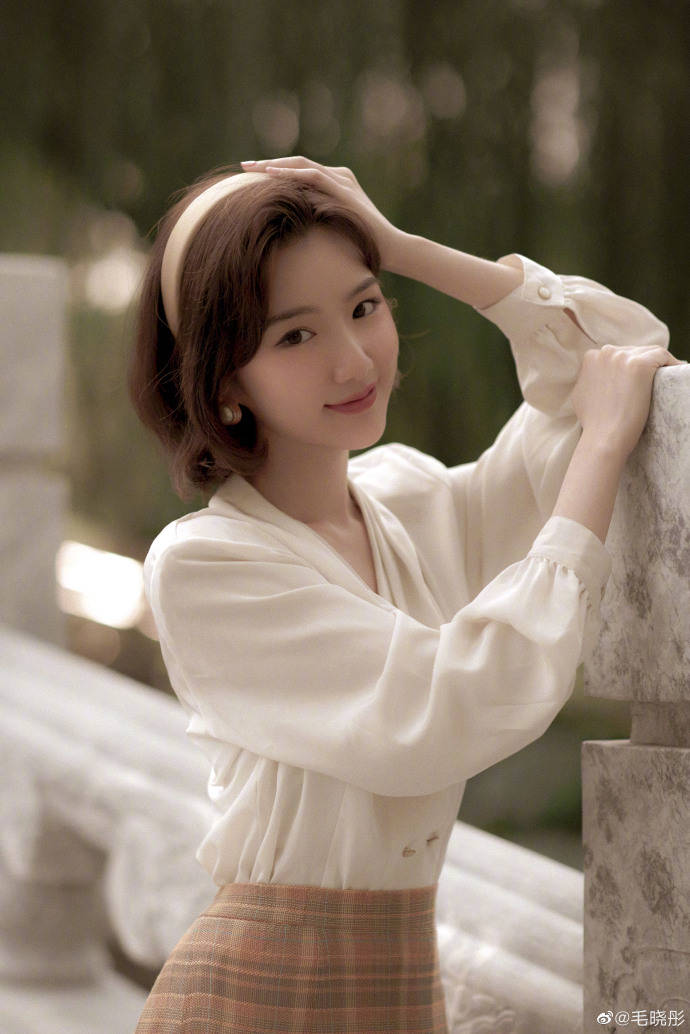 念高中|毛晓彤的复古风穿搭，行走的时尚风，说不定你也适合