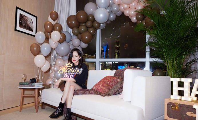 杨幂|35岁杨幂豪华酒店庆生!穿1万尖头靴闺蜜团作陪,4层大蛋糕太阔卓