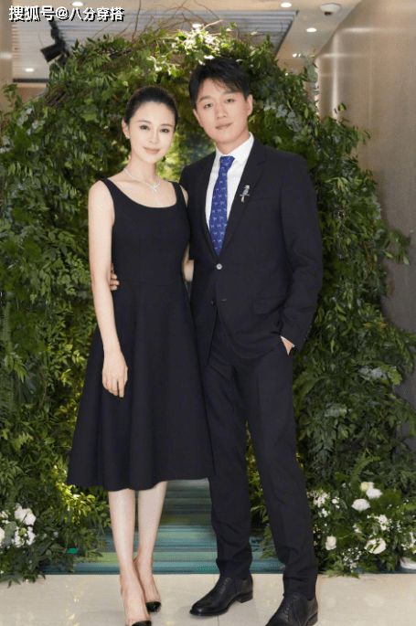 西装|关悦带儿子走机场，穿白色休闲衬衫配牛仔裤简约利落，时髦温柔