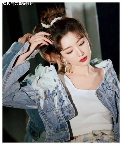 例假|毛晓彤精致美妆的“芭比脸”极具美感,月亮耳饰也显得超级有质感!