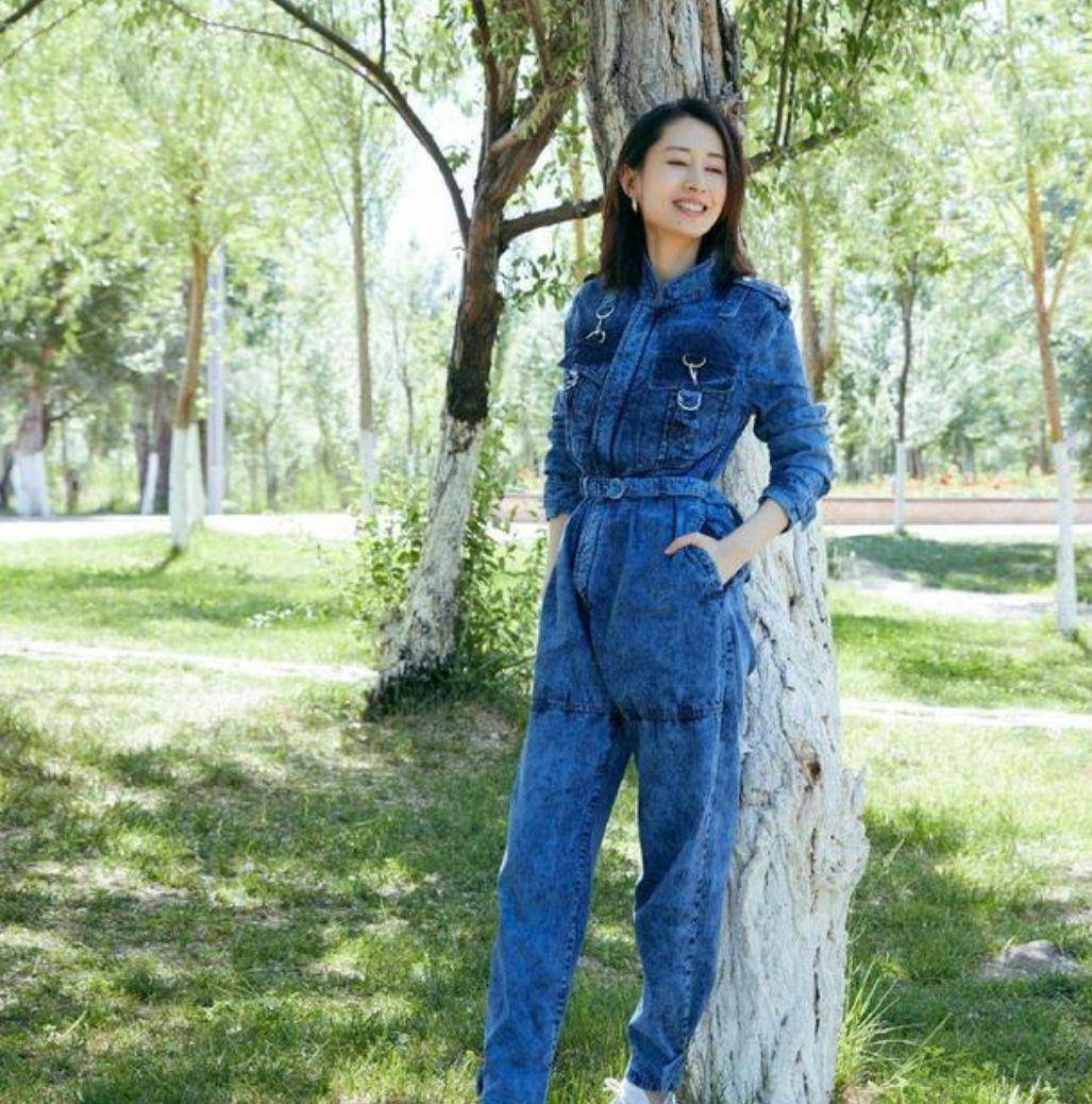 身材|徐璐高调亮相机场，穿黑色连体裤配6000的中筒靴，直接美得像公主